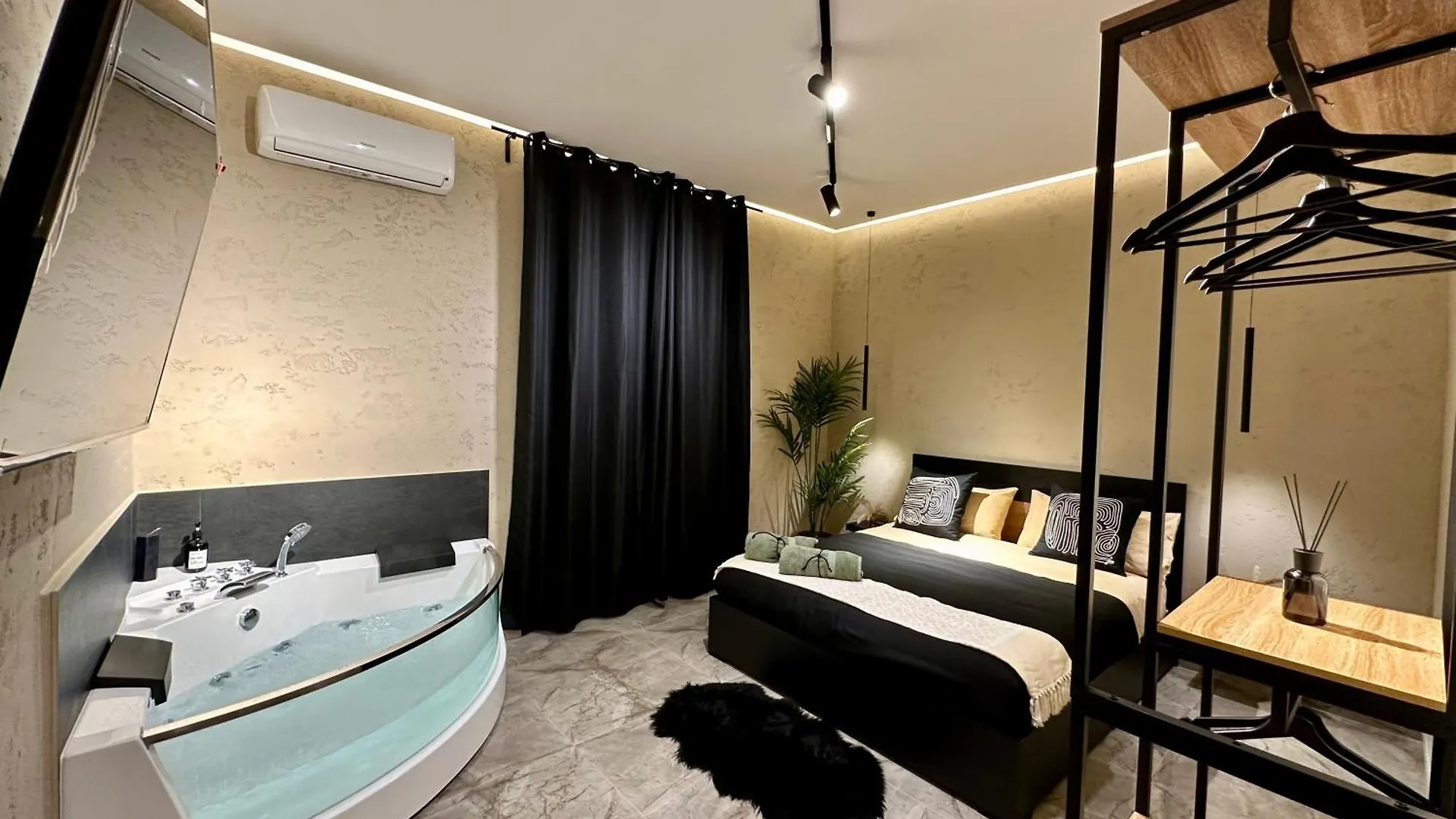 Apartment Falco Boutique Home With Jacuzzi Naples
