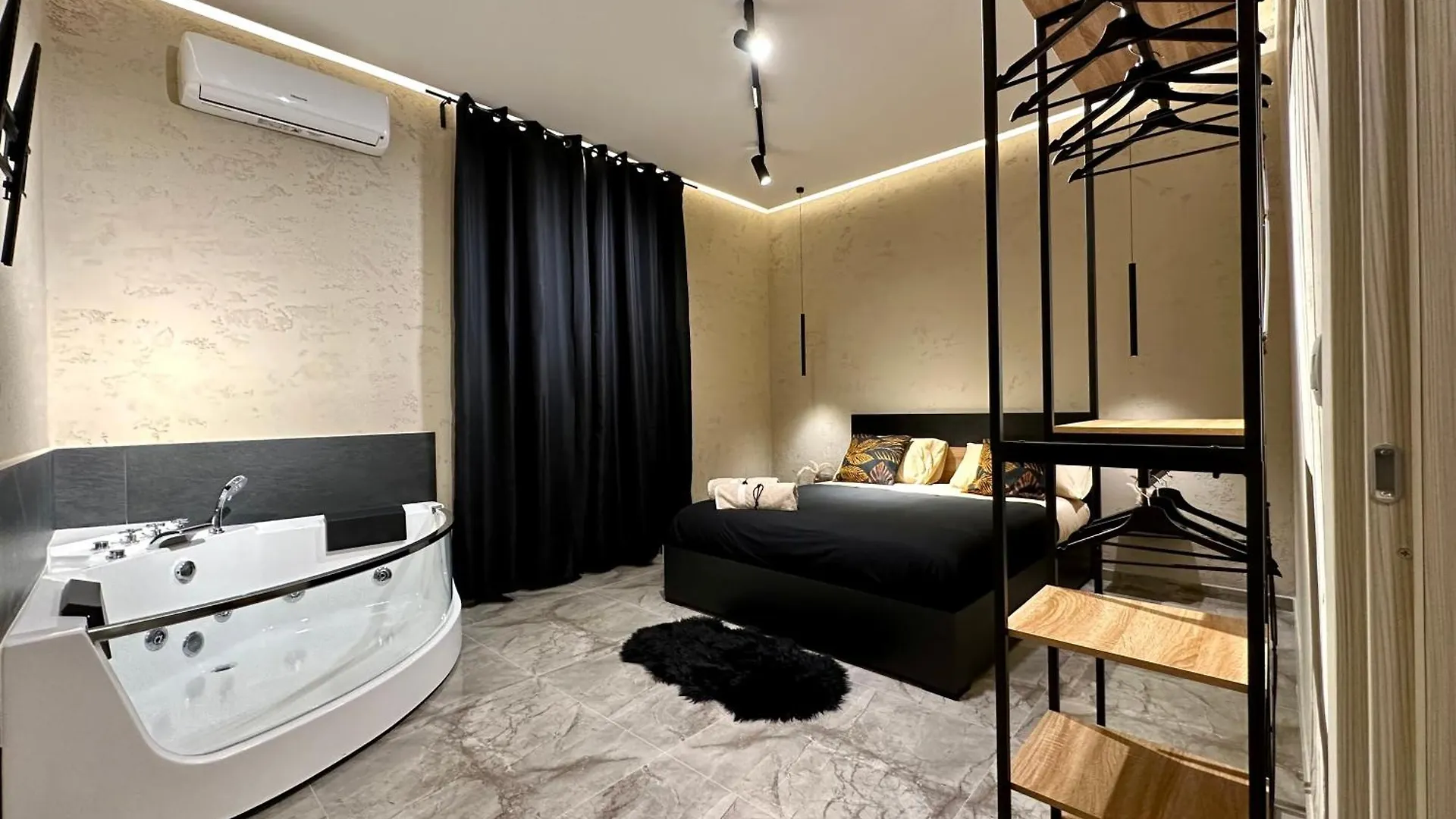 Falco Boutique Home With Jacuzzi Naples 0*,  Italy