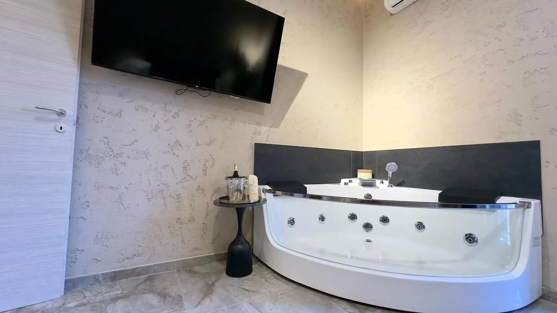 Falco Boutique Home With Jacuzzi Naples 0*,  Italy