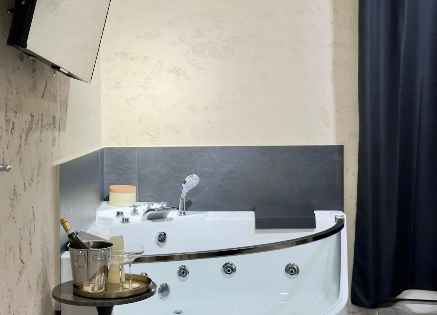 Falco Boutique Home With Jacuzzi Naples 0*,  Italy