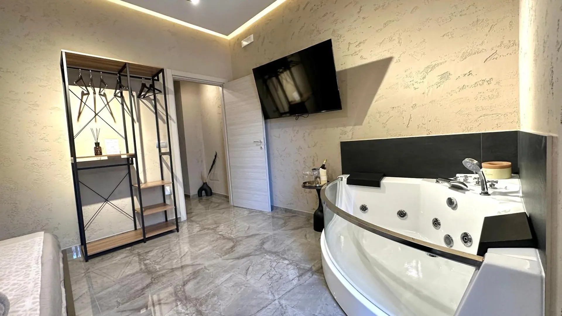 Falco Boutique Home With Jacuzzi Naples Apartment