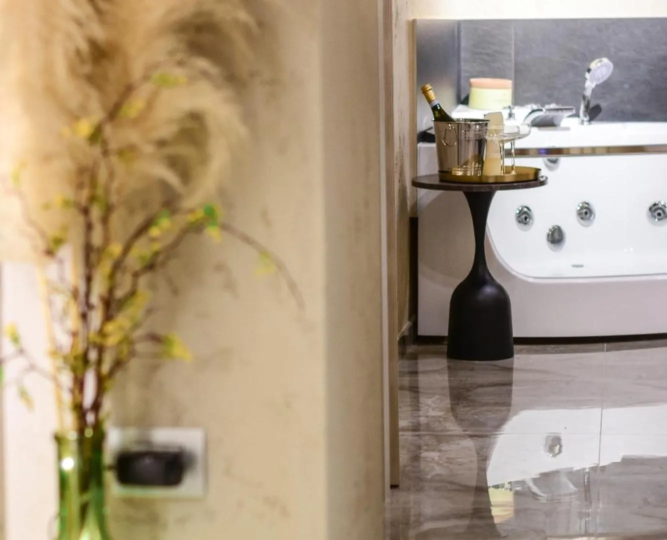 Falco Boutique Home With Jacuzzi Naples Apartment